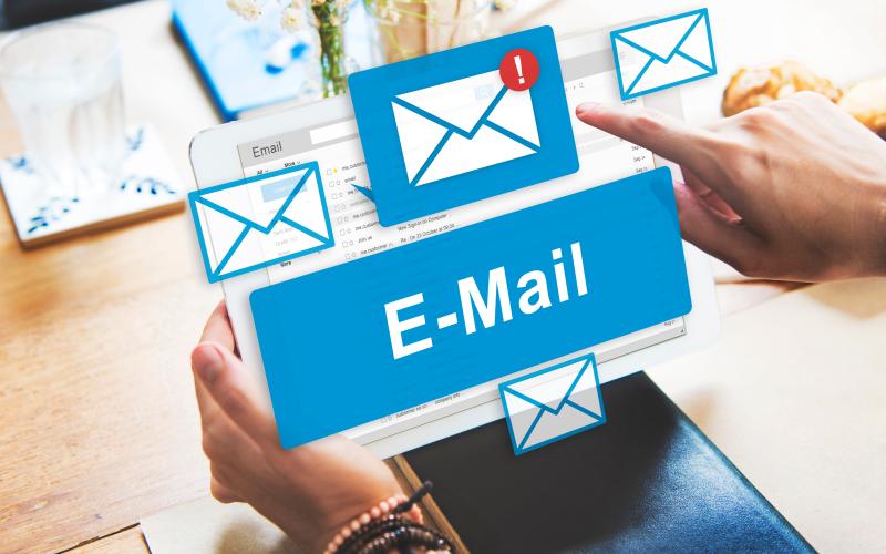 E-Mail absenden, Bewerbung Symbolbild